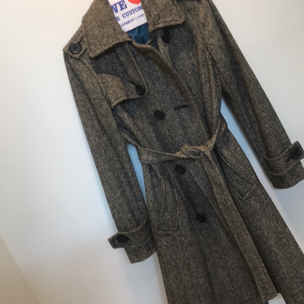 Stunning gap trenchcoat.